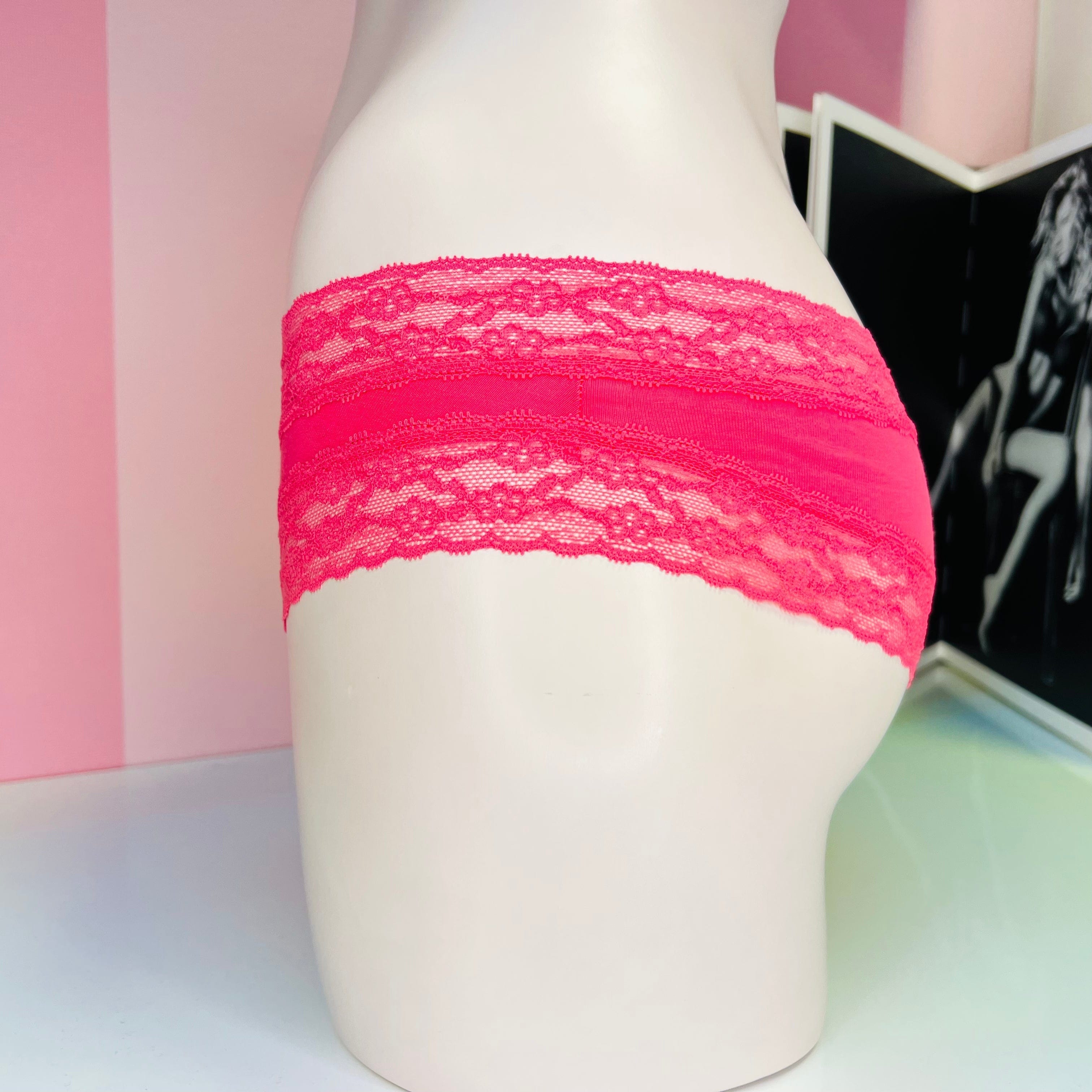 Pohodlné cheeky nižšího střihu s růžovým krajkovým lemováním, Victoria’s Secret Kalhotky s Krajkou