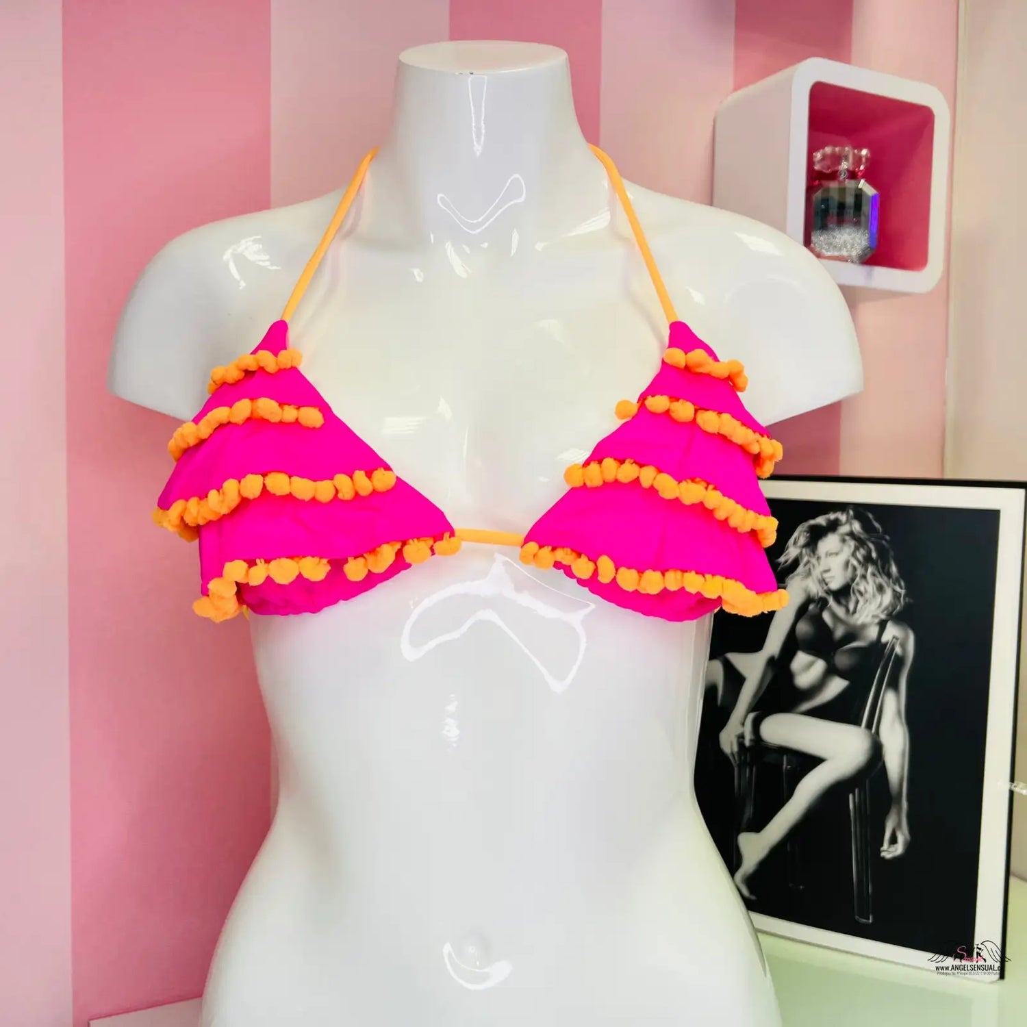Růžové bikiny s oranžovými volány vystavené na manekýně od Agent Provocateur