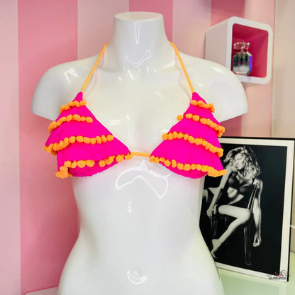 Růžové bikiny s oranžovými volány vystavené na manekýně od Agent Provocateur