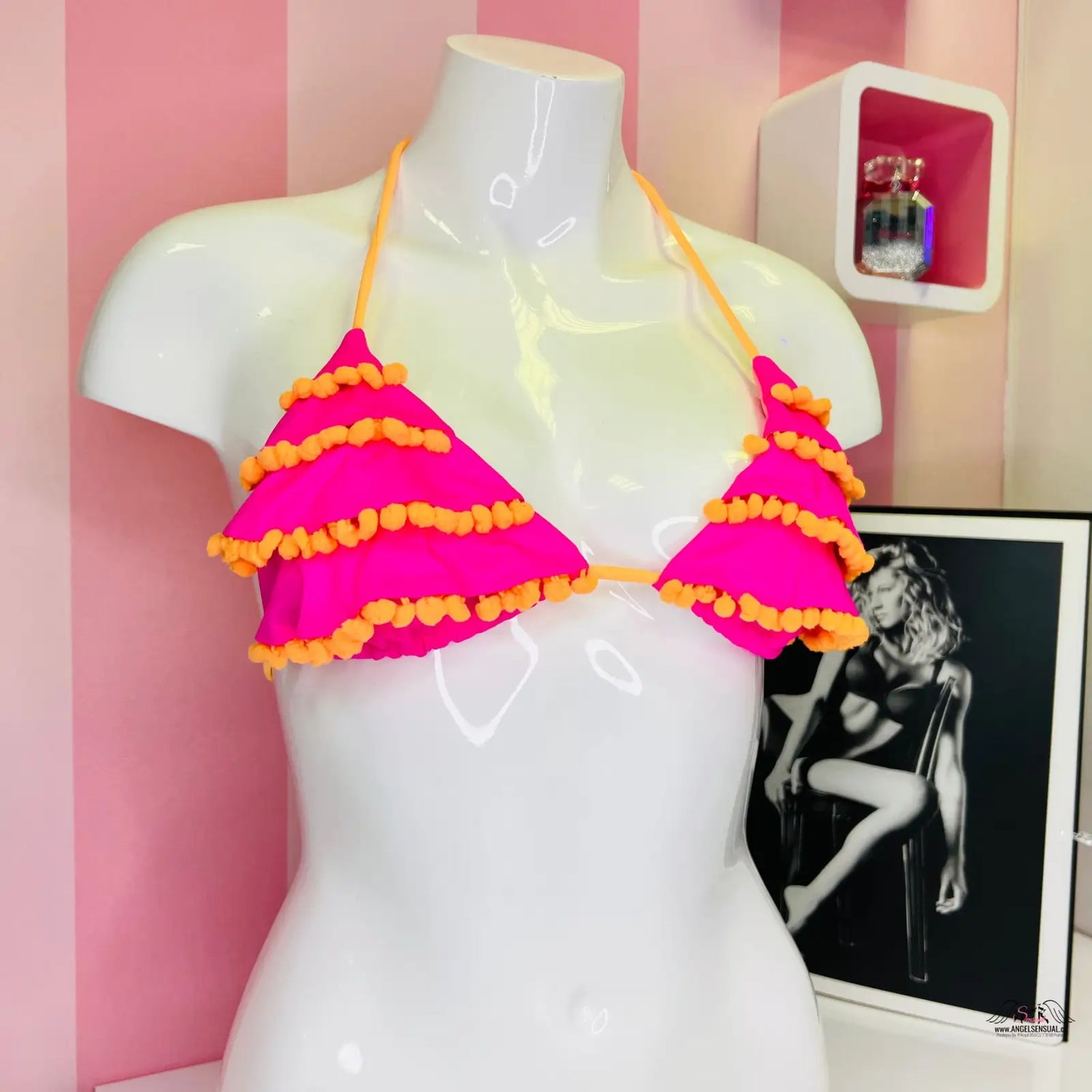 Horká růžová bikiny s žlutými volány na bílém manekýnovi Agent Provocateur