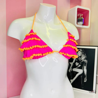 Horká růžová bikiny s žlutými volány na bílém manekýnovi Agent Provocateur