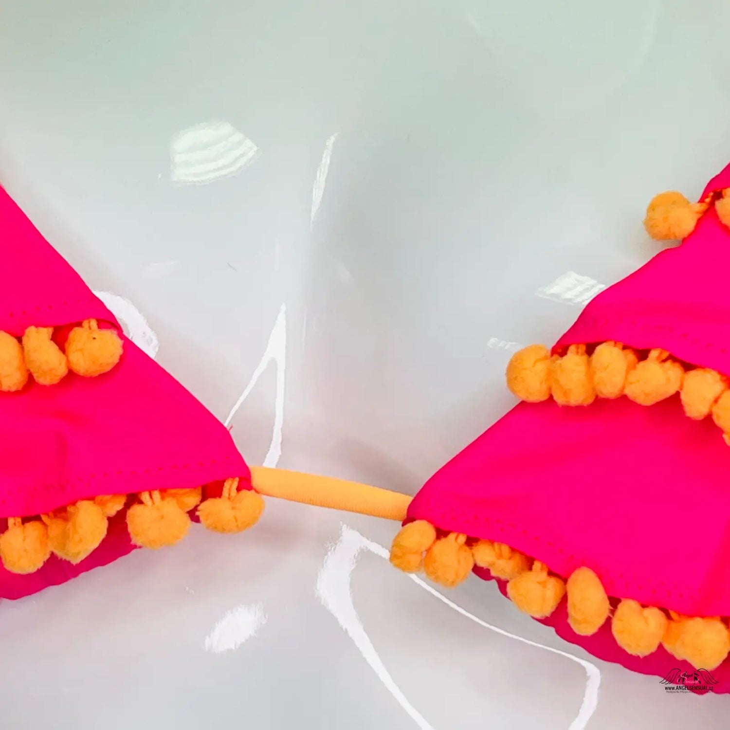 Horká růžová bikini podprsenka s pom-pom zdobením v oranžové barvě