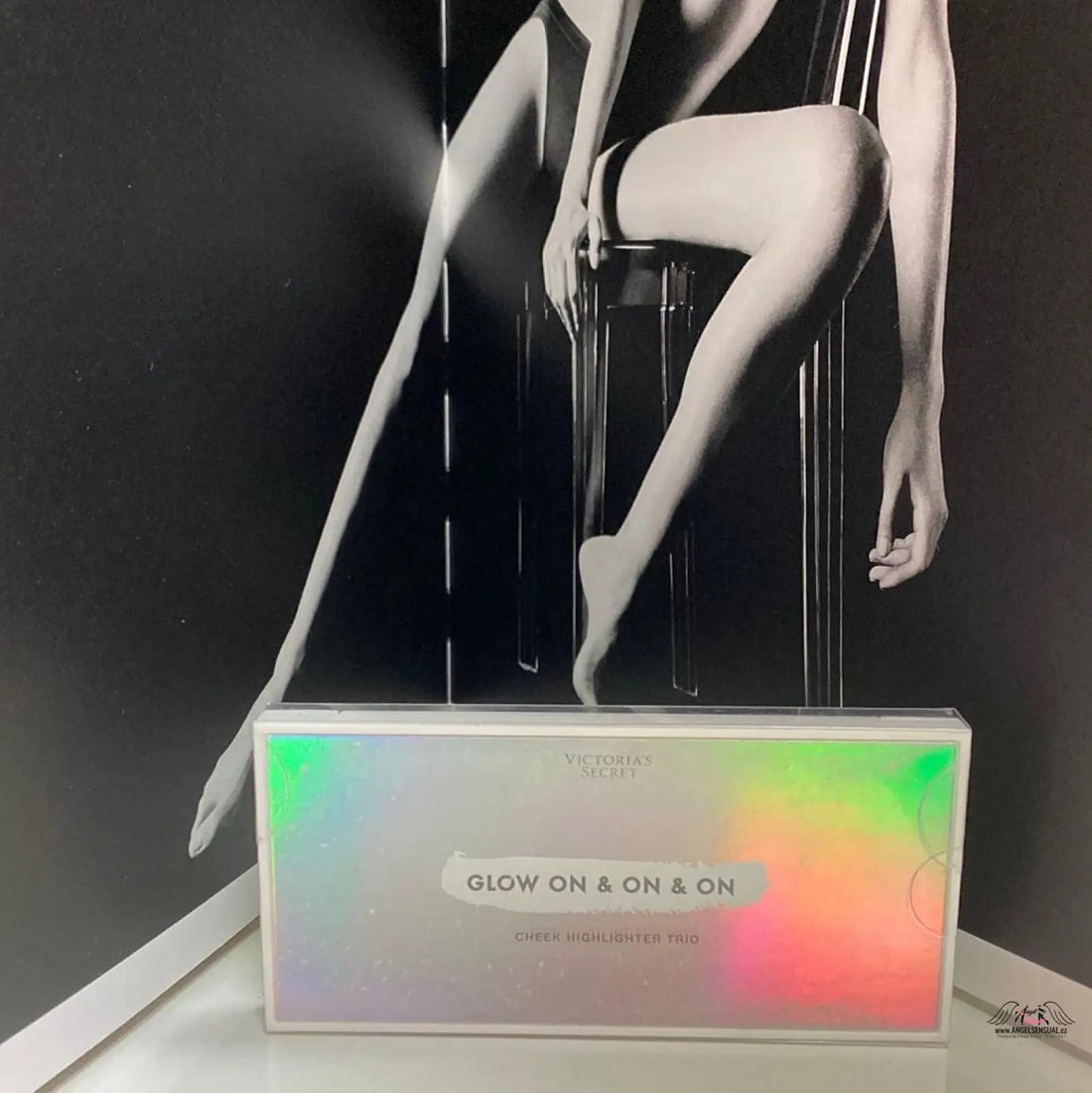 Iridescent makeup palette Elegance in Glow pro oslnivé líčení na každou příležitost