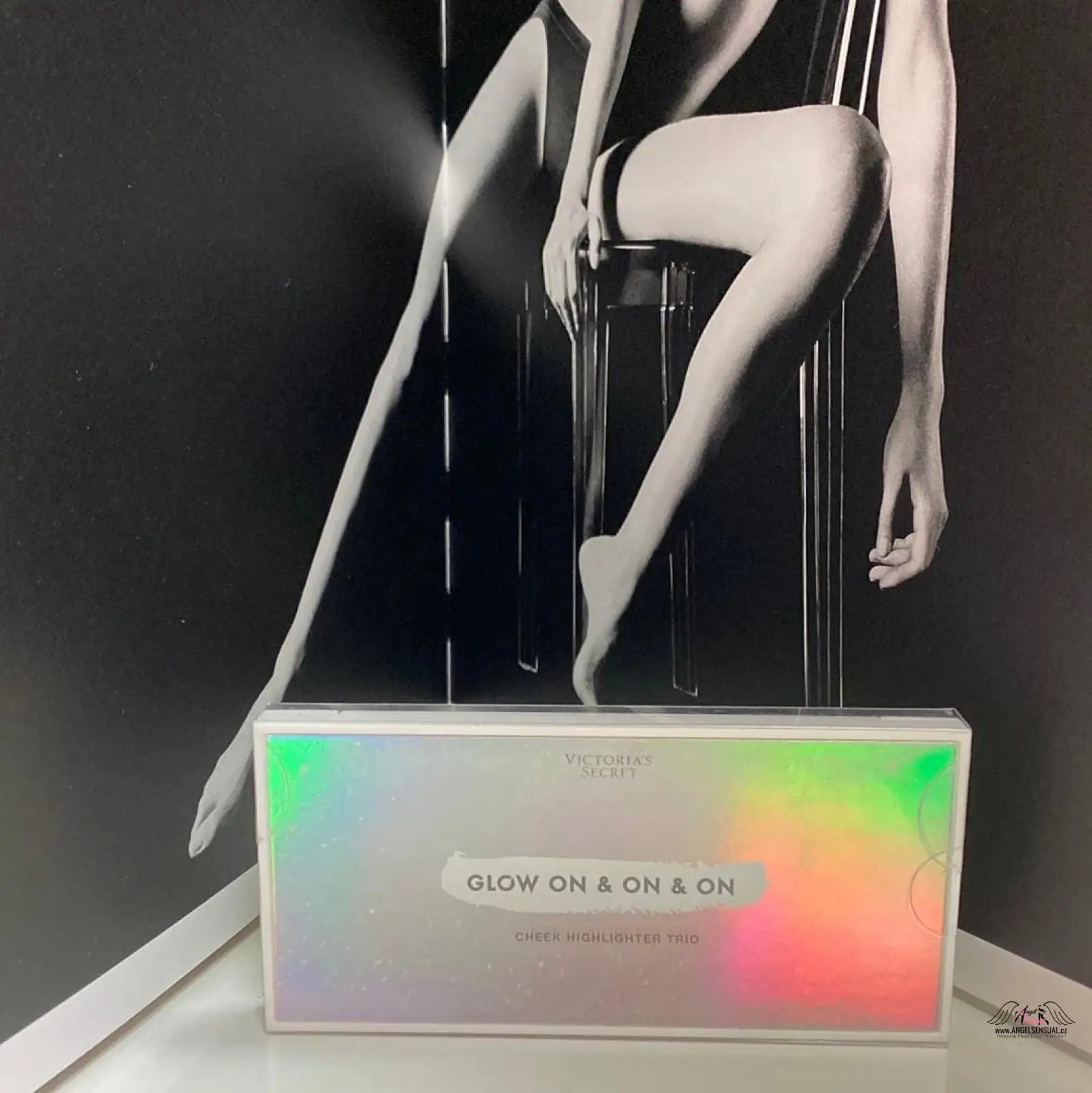 Iridescent makeup palette Elegance in Glow pro oslnivé líčení na každou příležitost