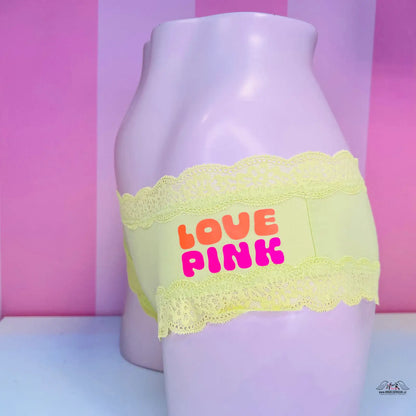 Žluté kalhotky s krajkou a textem LOVE PINK v produktu Elegance a Komfort