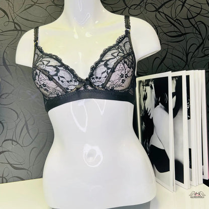 Černá krajková podprsenka na manekýně z Elegance a Komfort od Agent Provocateur