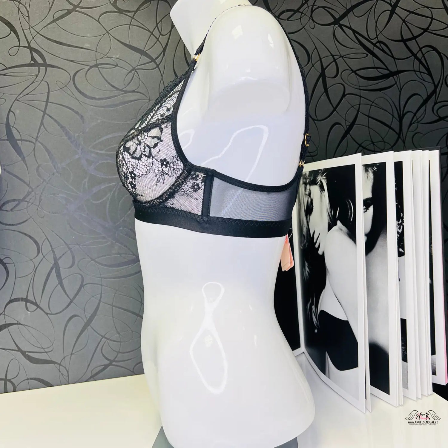 Černá krajková podprsenka na manekýně značky Agent Provocateur Elegance a Komfort
