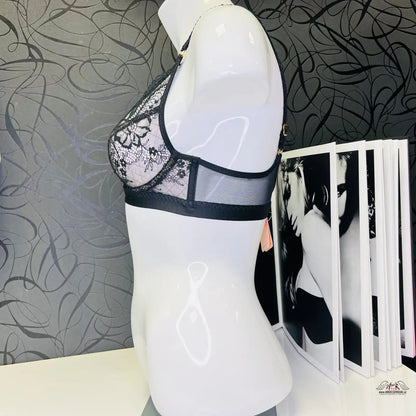 Černá krajková podprsenka na manekýně značky Agent Provocateur Elegance a Komfort