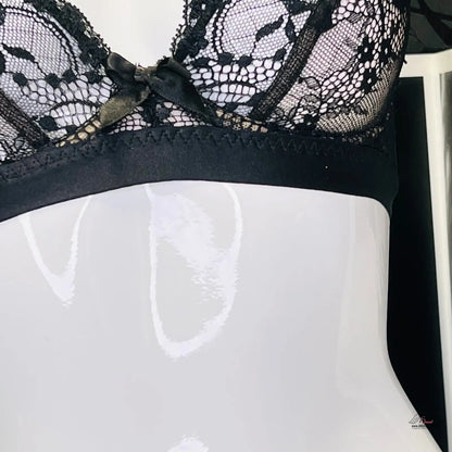Černá a bílá krajková podprsenka Elegance a Komfort od Agent Provocateur