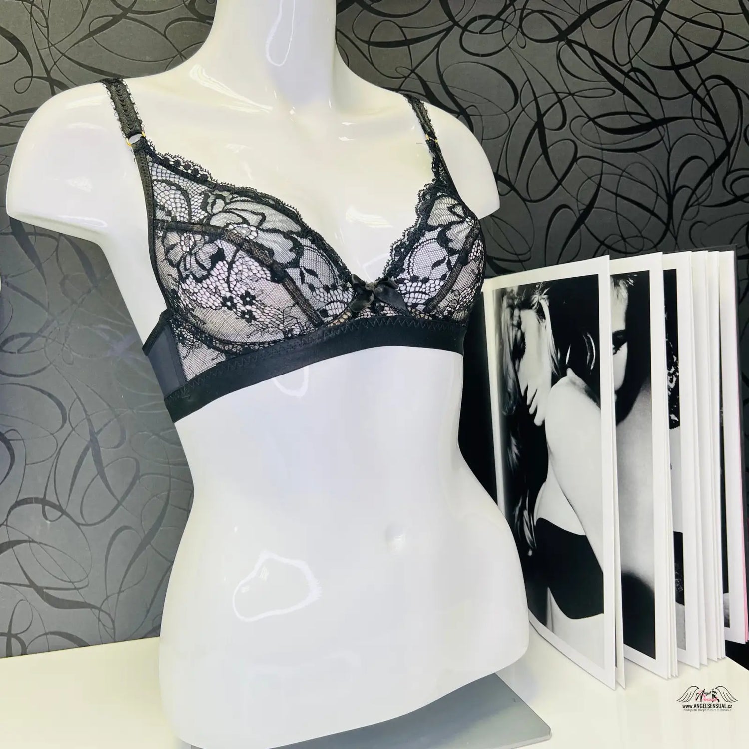 Černá krajková podprsenka na manekýně od Agent Provocateur Elegance a Komfort