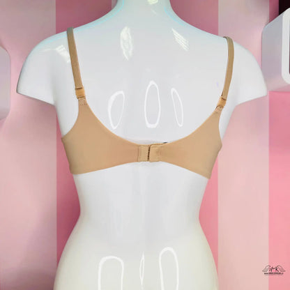 Nude podprsenka na bílém manekýnu, Elegance a Komfort, pohodlné nošení každý den