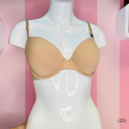 Nude podprsenka s kosticemi na bílém pánském trupu, Elegance a Komfort