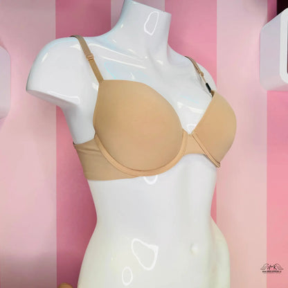 Nude podprsenka na bílem manekýnu v elegantním designu pro každodenní nošení