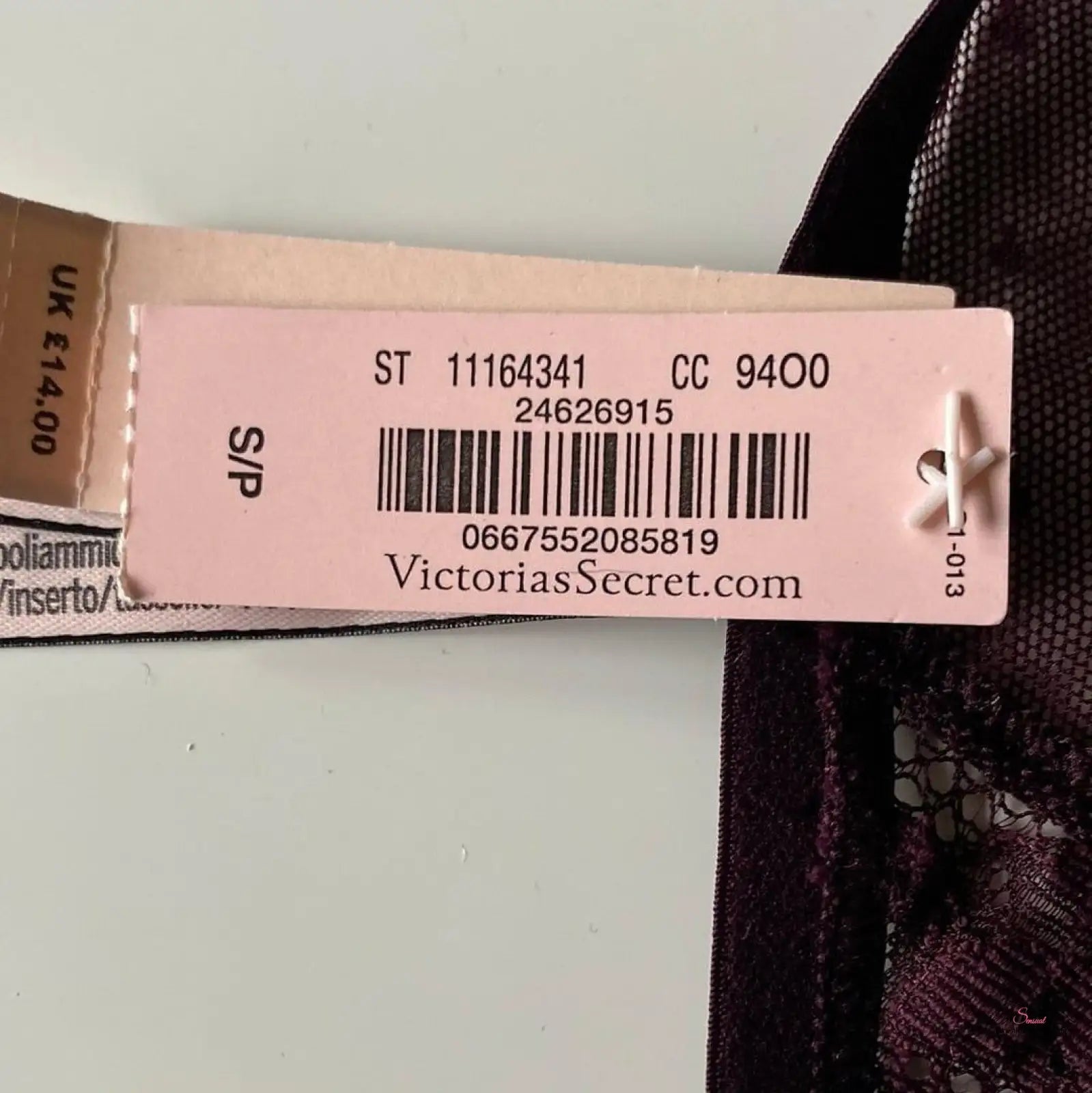 Cenovka Victoria’s Secret s čárovým kódem a informacemi o produktu Elegance a Komfort