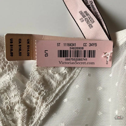 Bílé krajkové spodní prádlo Victoria’s Secret s cenovkou Elegance a Komfort