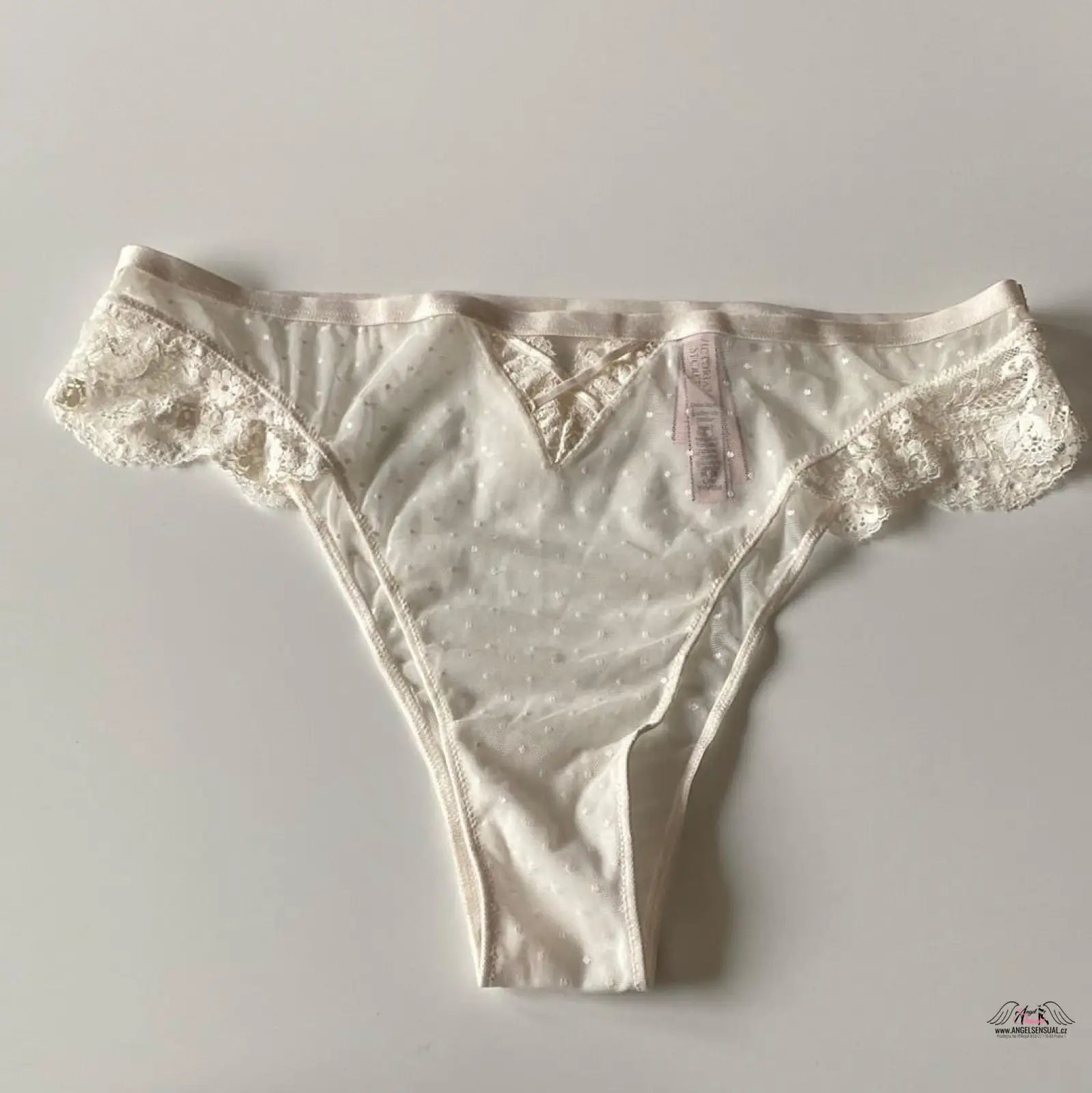Bílá krajková dámská tanga z kolekce Elegance a Komfort s burgundskou krajkou