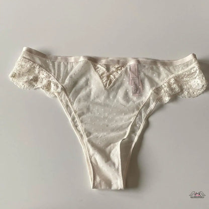 Bílá krajková dámská tanga z kolekce Elegance a Komfort s burgundskou krajkou