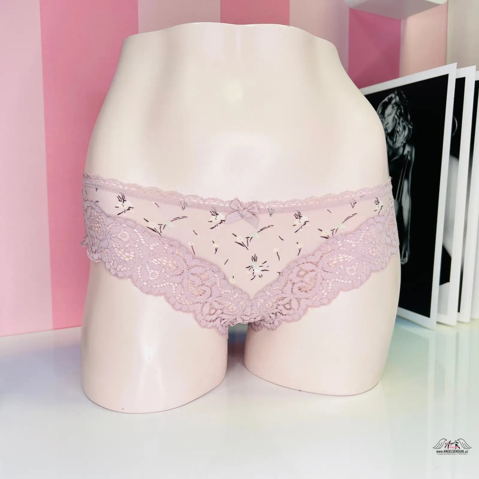 Růžové krajkové kalhotky na manekýně v luxusním designu Elegance a Luxus
