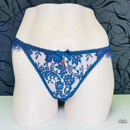 Krajkové modré thong kalhotky na manekýně pro Elegance a něžnost s krajkovými kalhotkami Palmina