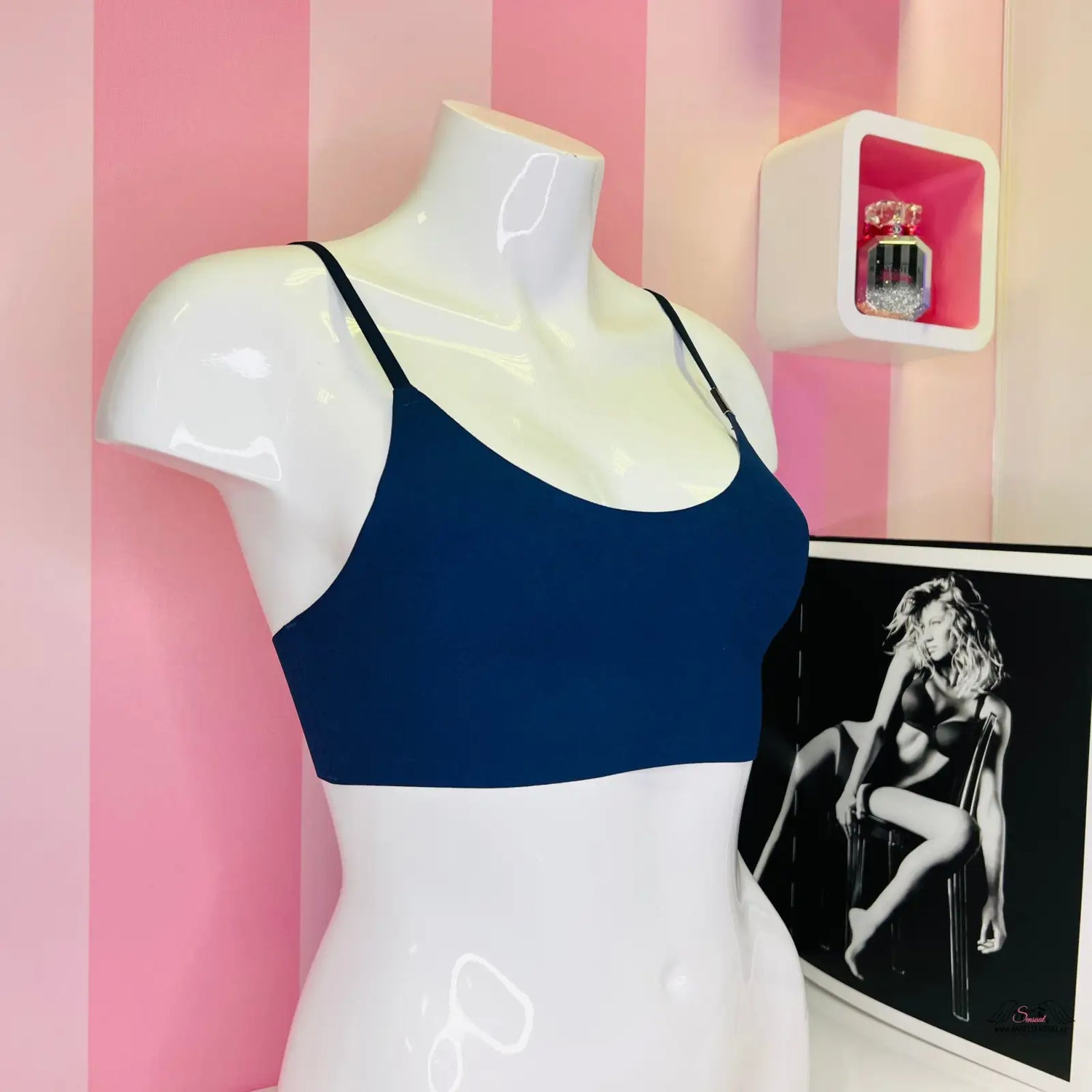 Mannequin with a black and white photo showcasing Elegance a Pohodlí braletka