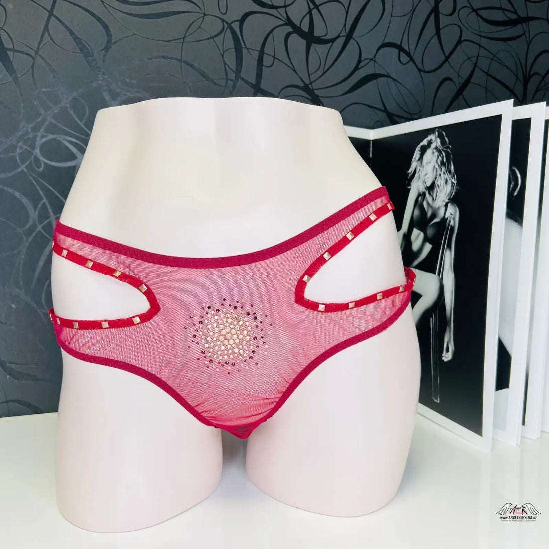 Červené síťované kalhotky s rhinestone zdobením od Agent Provocateur