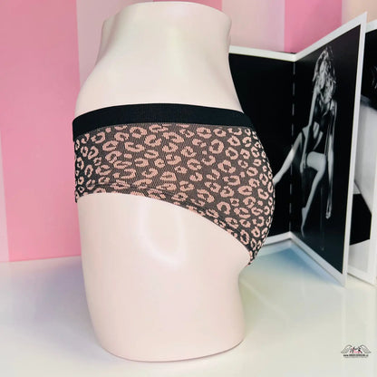 Leopardí krajkové spodní prádlo na torzu manekýna, produkt Elegance a Pohodlí