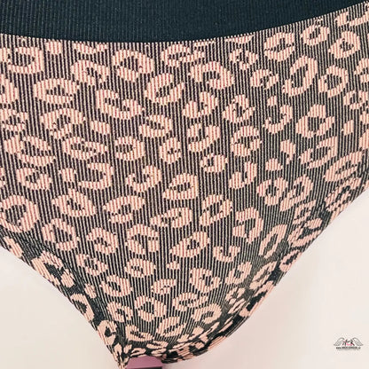 Elegantní dámské kalhotky s leopardským vzorem pro pohodlné nošení
