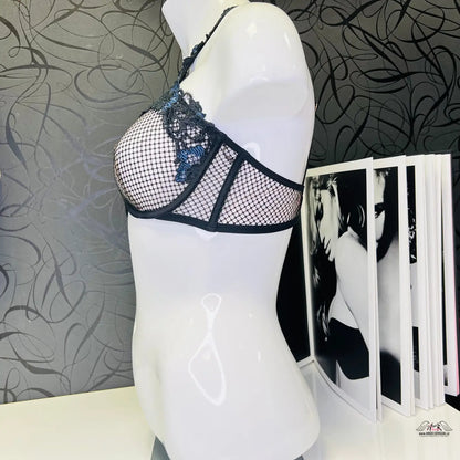 Bílý manekýn v modré krajkové a síťované podprsence Elegance a Půvab Eliza
