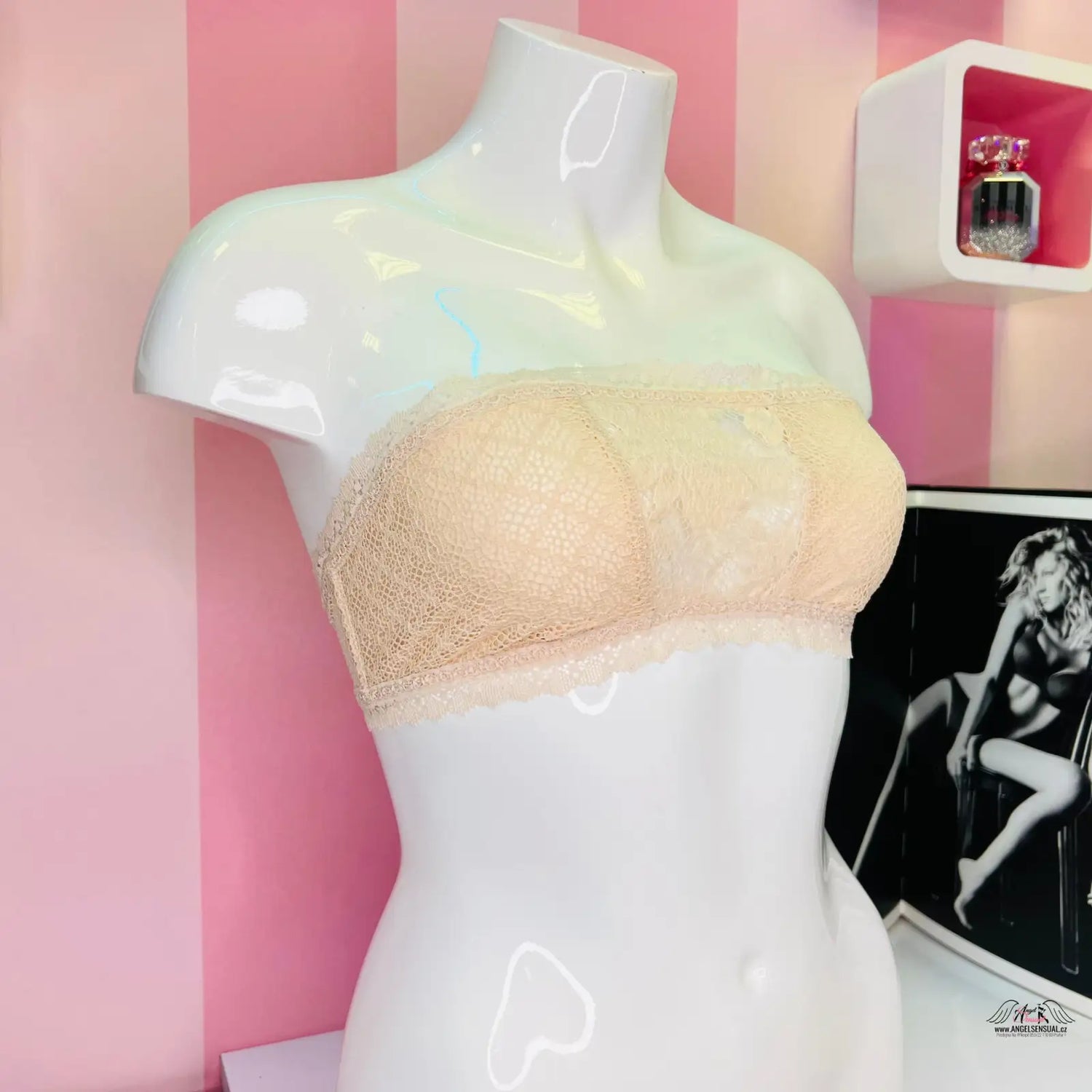 Mannequin v místnosti s růžovou zdí, produkt Elegance a smyslnost s krajkovou Braletkou