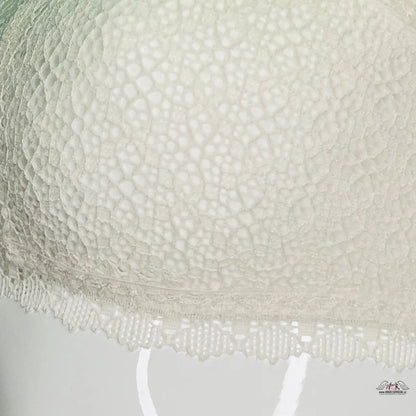Bílý lampion se zeleným odstínem u produktu Elegance a smyslnost s krajkovou Braletkou