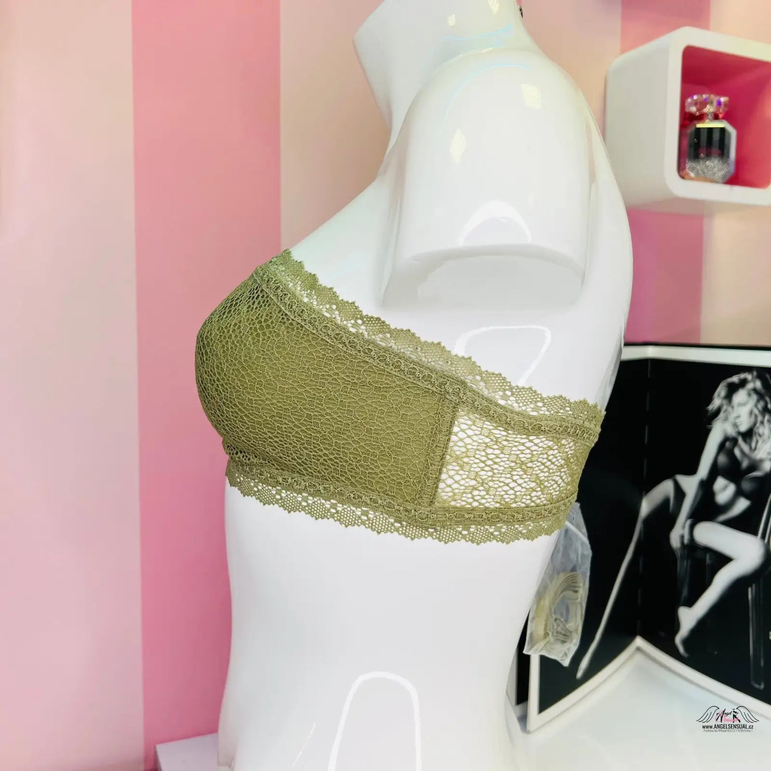 Manekýn s zelenou krajkou na produktu Elegance a smyslnost s krajkovou Braletkou
