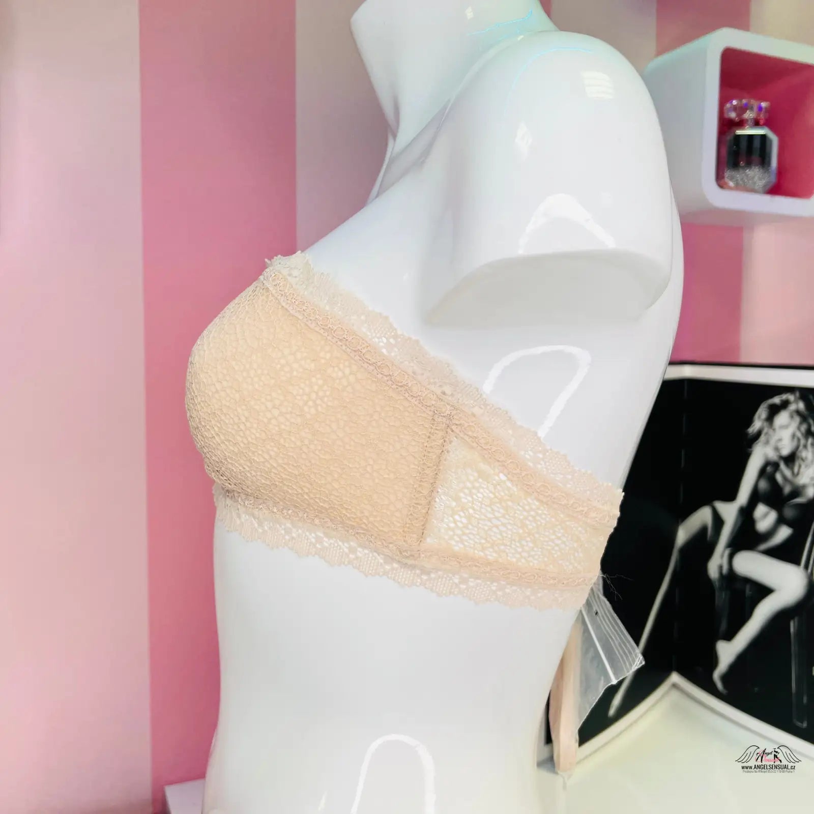 Manekýn s páskem a obrázkem ženy u produktu Elegance a smyslnost s krajkovou Braletkou