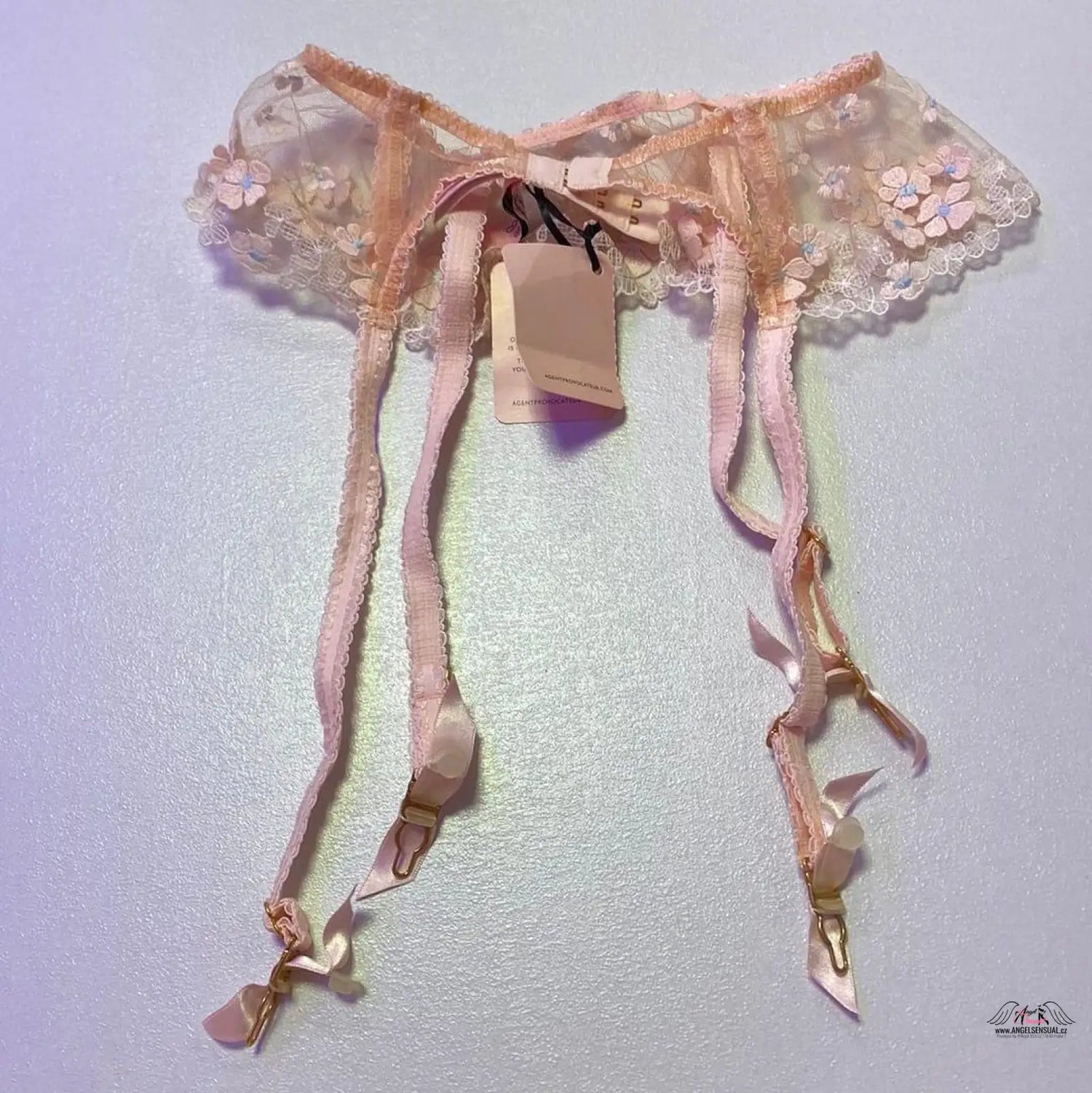 Růžový květinový krajkový podvazkový pás Bethanie pro elegantní vzhled