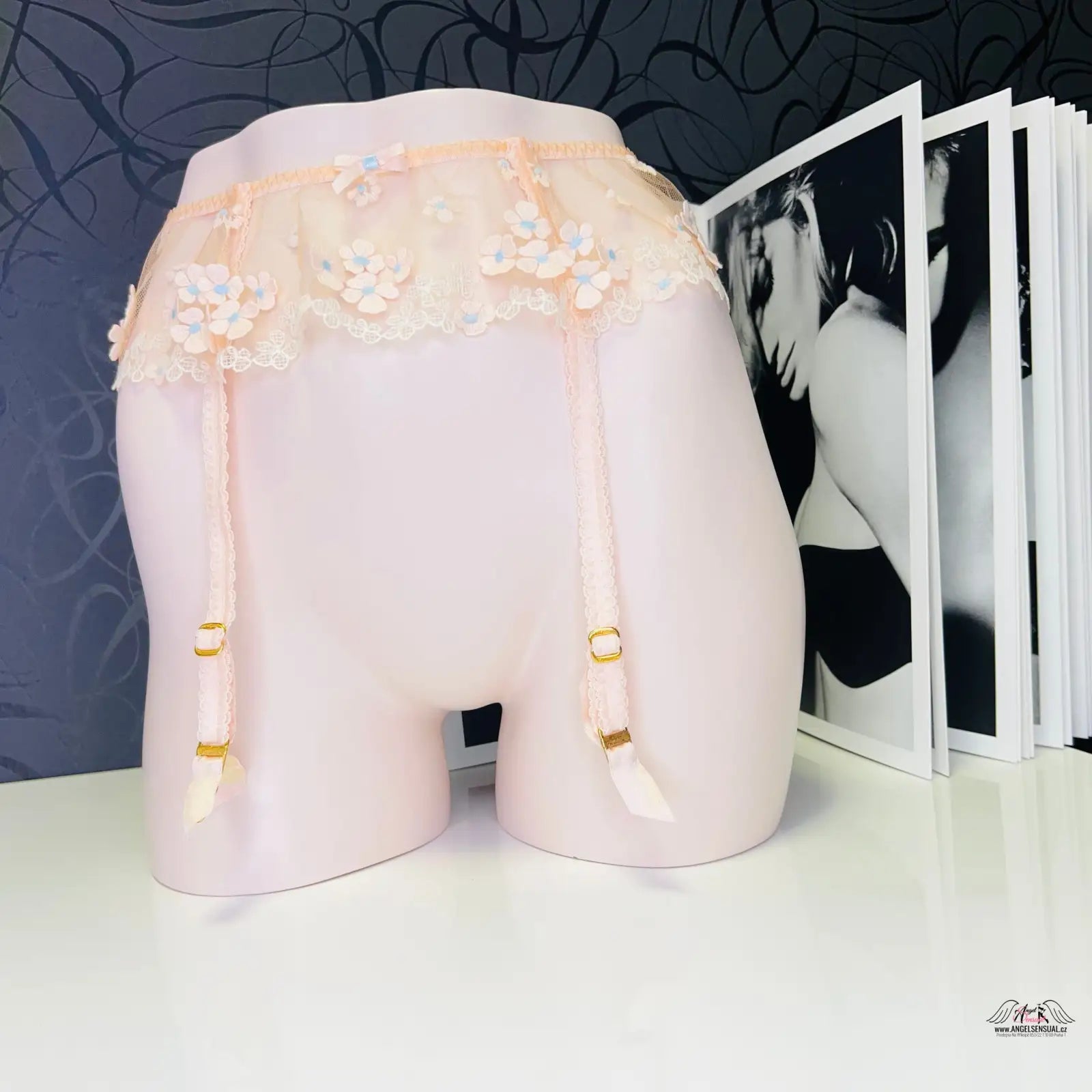 Floral lace garter belt from the Elegance a Sofistikovanost collection by Bethanie