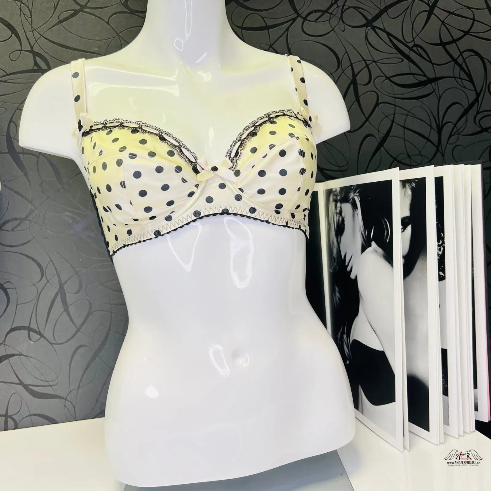 Polka dot podprsenka s černými detaily z kolekce Elegance a Svůdnost od Agent Provocateur