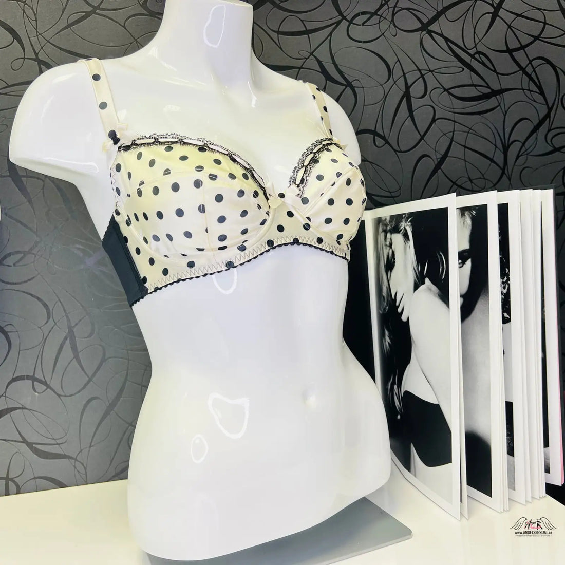 Polka-děrovaná podprsenka na manekýně z kolekce Elegance a Svůdnost od Agent Provocateur