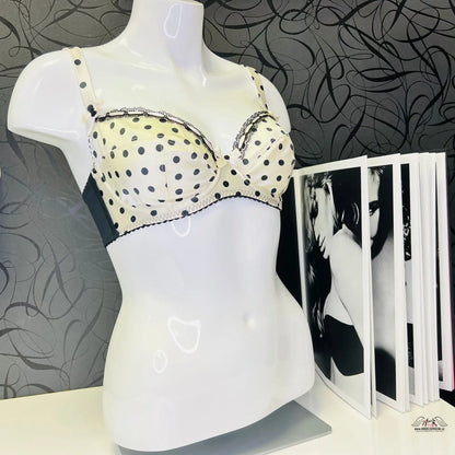 Polka-děrovaná podprsenka na manekýně z kolekce Elegance a Svůdnost od Agent Provocateur