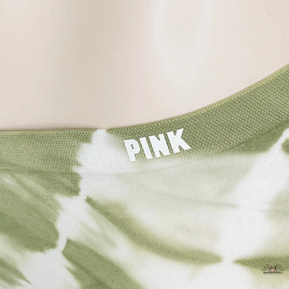 Zeleno-bílá batikovaná látka s nápisem PINK na elegantních kalhotkách