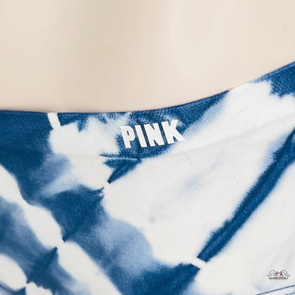 Detailní záběr na modro-bílou batikovanou látku s textem PINK