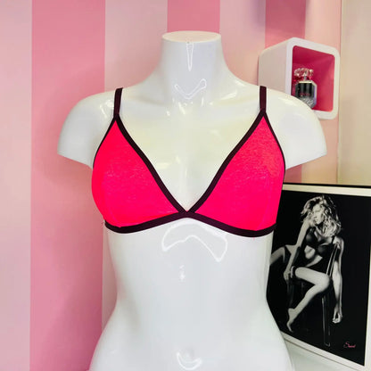 Bílý manekýn s růžovým podprsenkovým braletem Elegantní Braletka pro Nadčasový Styl