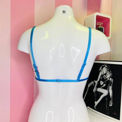 Arafed mannequin with blue straps and a blue bra from Elegantní Braletka pro Nadčasový Styl a Pohodlí