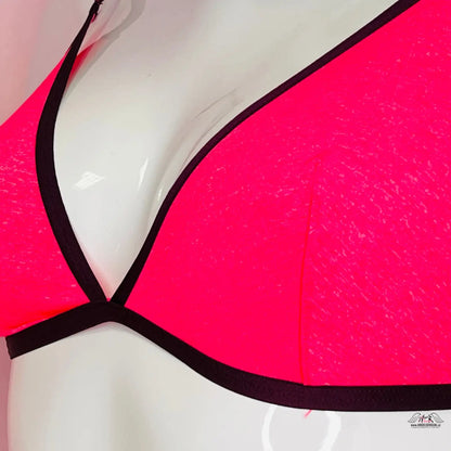 Detailní záběr na růžový bralet s černým prošitím Elegantní Braletka pro Nadčasový Styl a Pohodlí