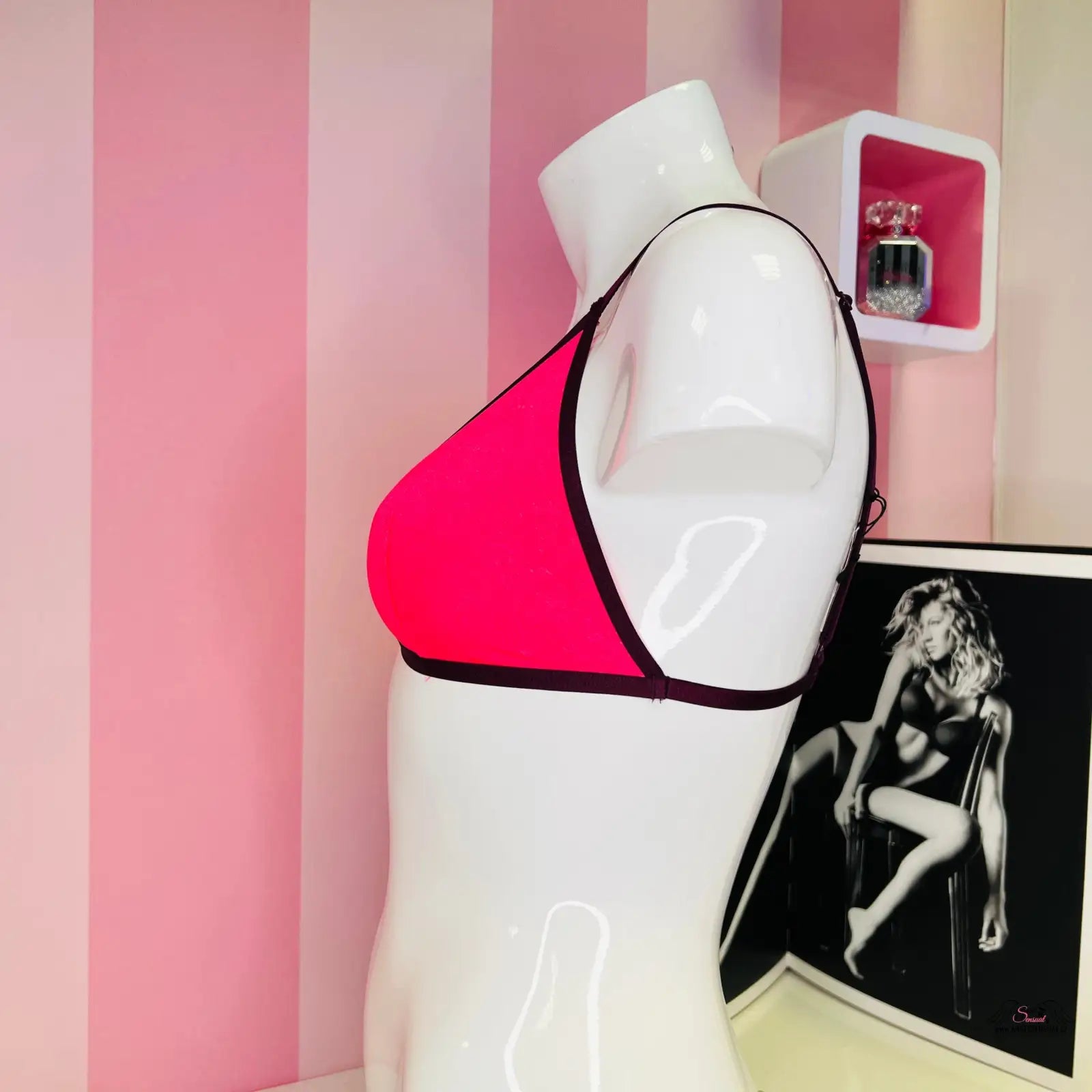 Mannequin wearing Elegantní Braletka pro Nadčasový Styl a Pohodlí v růžové a černé