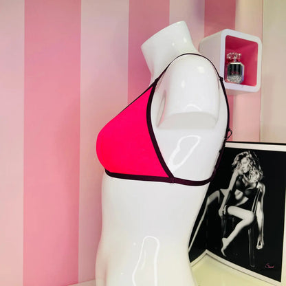 Mannequin wearing Elegantní Braletka pro Nadčasový Styl a Pohodlí v růžové a černé
