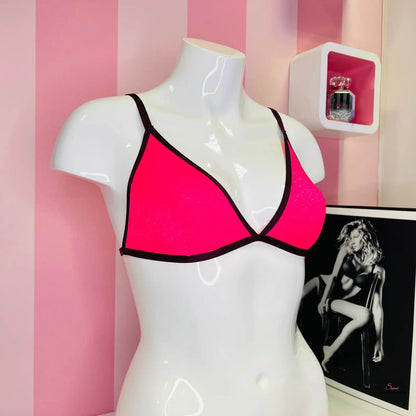 Manekýn v růžovém bikinovém topu s černobílými pruhy Elegantní Braletka
