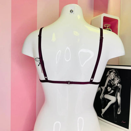 Mannequin in front of pink wall showcasing Elegantní Braletka pro Nadčasový Styl