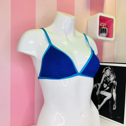 Mannequin in blue bra top featured in Elegantní Braletka pro Nadčasový Styl a Pohodlí