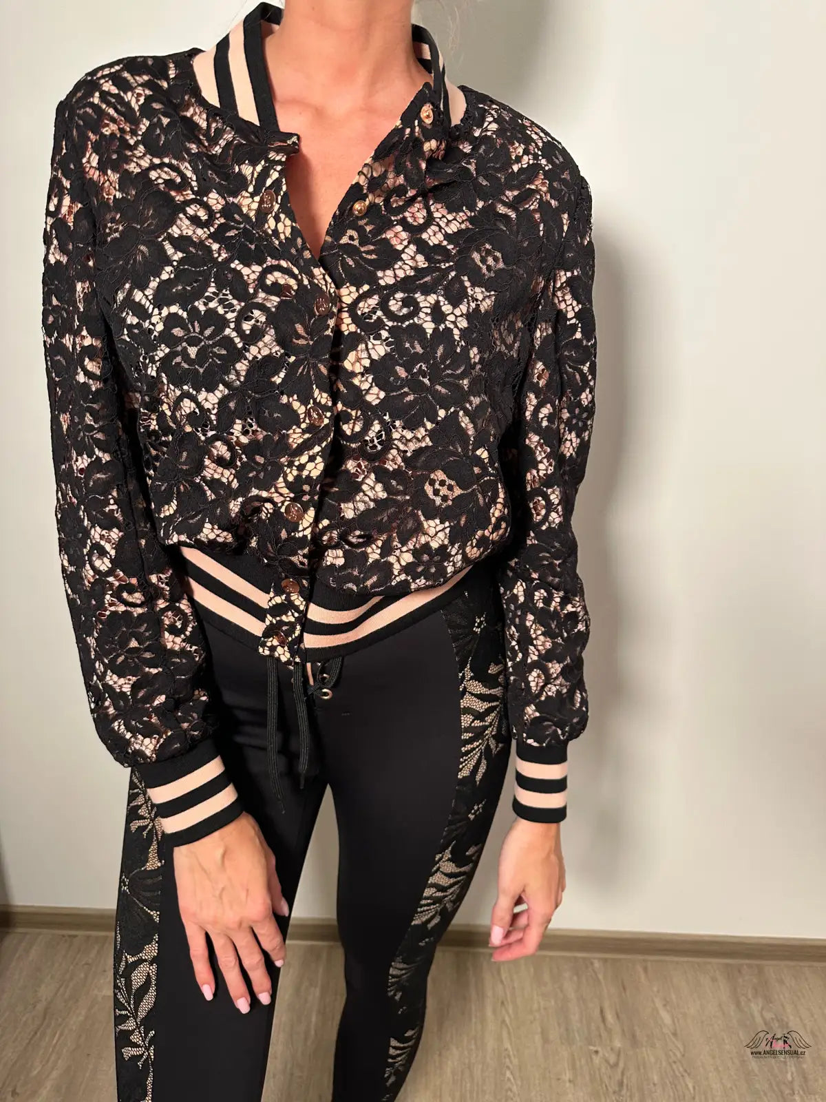 Žena v černobílém květinovém tričku s Elegantní Bundou Codey Bomber od Agent Provocateur