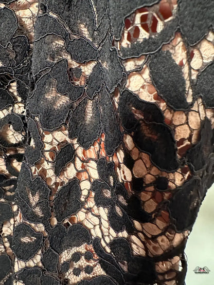 Detail černé a zlaté krajky na Elegantní Bundě Codey Bomber od Agent Provocateur