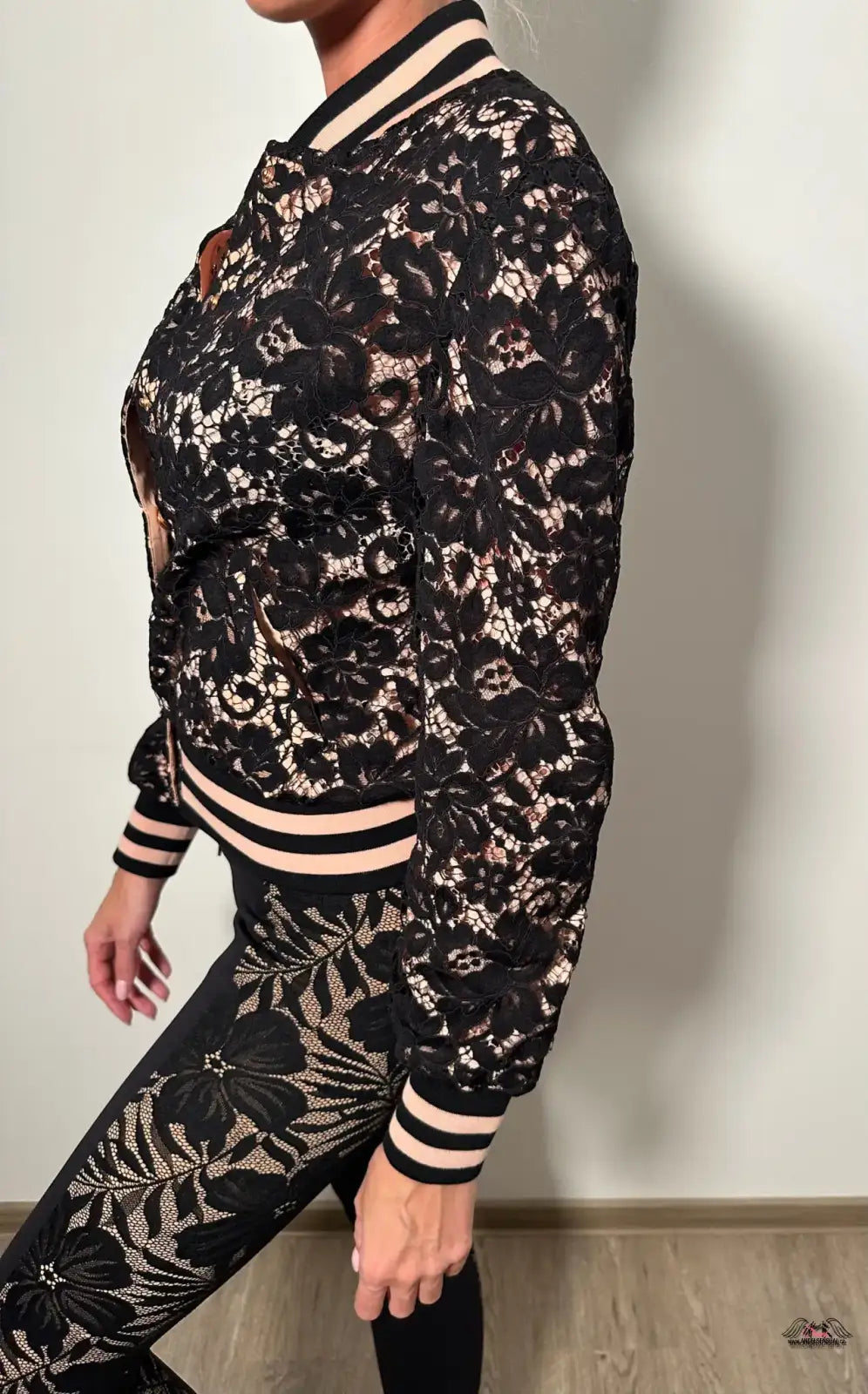 Žena v černobílé květinové bundě Elegantní Bunda Codey Bomber od Agent Provocateur